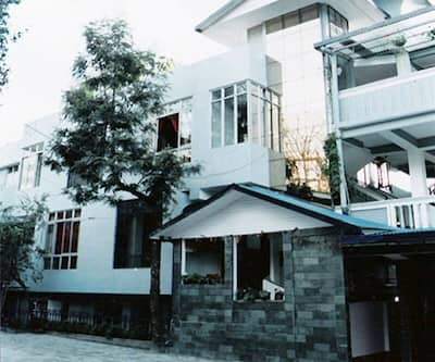 https://imgcld.yatra.com/ytimages/image/upload/t_hotel_yatra_city_desktop/v1442569295/Domestic Hotels/Hotels_Gangtok/Cherry Guest House/Overview_2.jpg